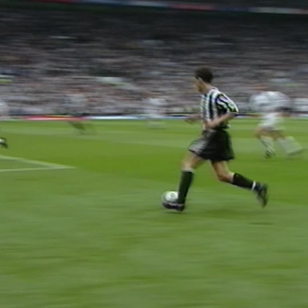 Happy Birthday to the legendary Alan Shearer  :   