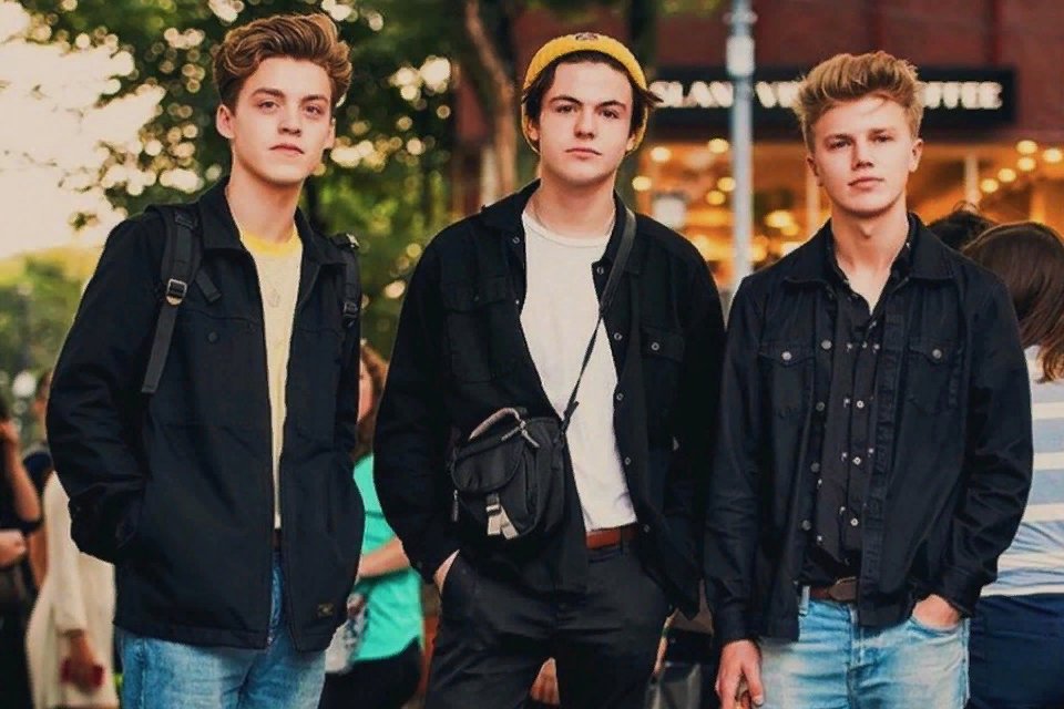 рис бибби и джордж смит обнимаются. New hope club. New hope club. моды группа. блейк ричардсон new hope club.