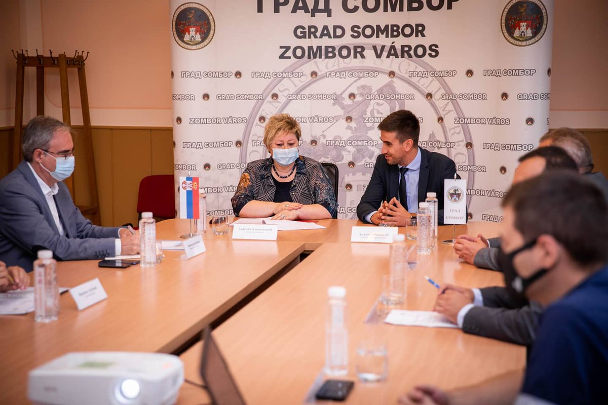 GradonacelnikSO's tweet photo. Заједно са сарадницима, данас сам уприличио пријем за представнике Министарства привреде, који су обишли предузеће "Боја". 
Упознали смо министарку Анђелку Атанасковић са привредницима који послују на нашој територији, са њиховим плановима и са плановима Града. https://t.co/OaIiJ8AVWX