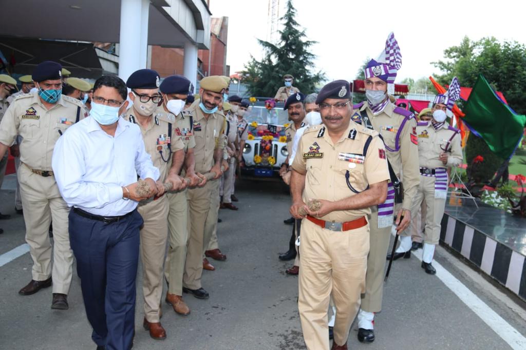 JmuKmrPolice's tweet photo. J&amp;K Police bids farewell to DG Civil Military Liaison,Sh Navin Agarwal IPS on his superannuation.He was presented guard of honour at PHQ,Lawns.Speaking on this occasion Sh Agarwal thanked the DGP J&amp;K &amp; other Police officers for their love &amp; cooperation during his service career. https://t.co/c6OTJFybQo