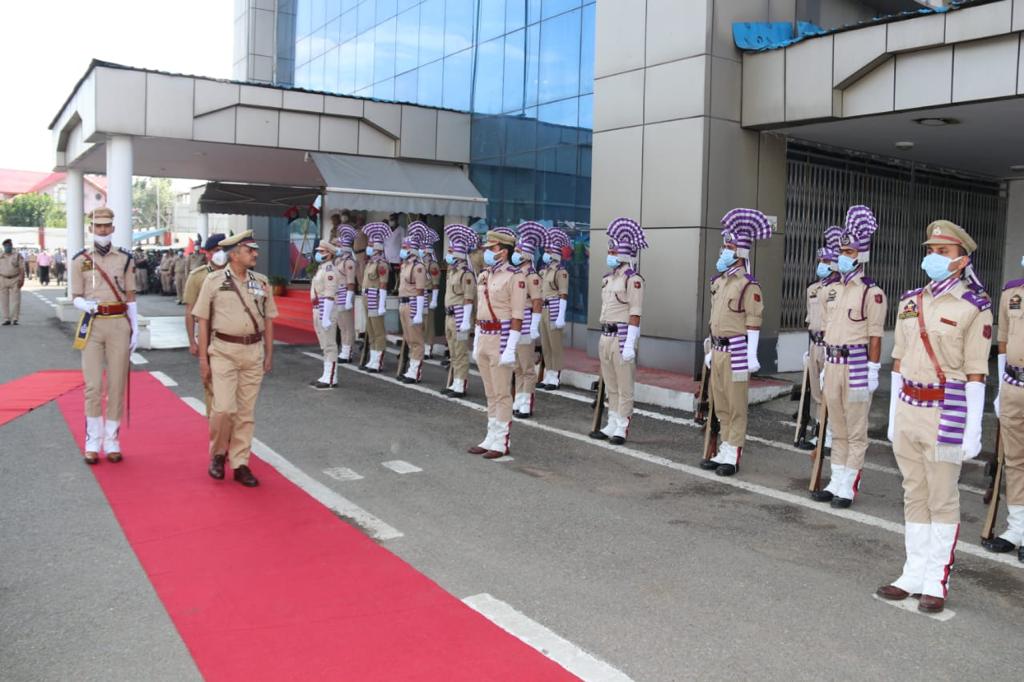 JmuKmrPolice's tweet photo. J&amp;K Police bids farewell to DG Civil Military Liaison,Sh Navin Agarwal IPS on his superannuation.He was presented guard of honour at PHQ,Lawns.Speaking on this occasion Sh Agarwal thanked the DGP J&amp;K &amp; other Police officers for their love &amp; cooperation during his service career. https://t.co/c6OTJFybQo