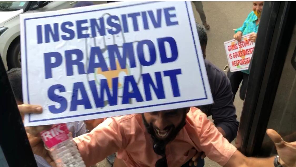 DivyakumarGoa's tweet photo. Instead of arresting the protesting Congress warriors, @goacm should apologise to all Goans for making insensitive statement. He should immediately resign for failing to maintain law and order situation in Goa. Once a safe state has been turned into unsafe state
#ResignGoaCM https://t.co/sjRf8vPnkb