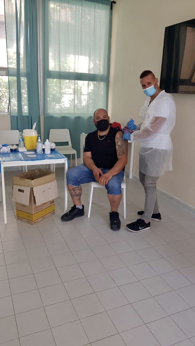 ASLRoma1's tweet photo. È proprio vero che non ci fermiamo mai!
L’instancabile squadra del #distretto13 oggi è stata a #bastogi per la missione #vaccini.
Siringhe, cerotti ma prima di tutto sorrisi e accoglienza!
Avanti così! 💪🏻
#aslroma1 https://t.co/dDuLXO3VIT