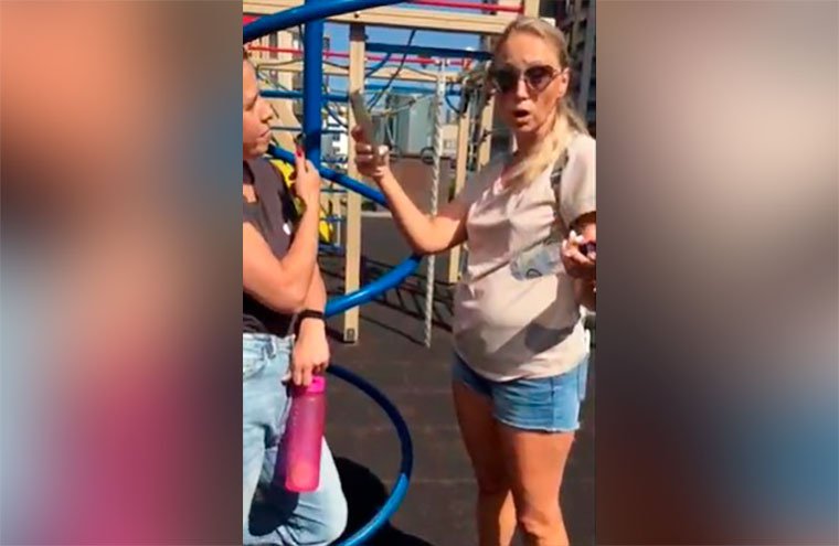 женщина с ребенком в квартире. испуганный ребенок. прогнала детей. прогнала детей. женщину с детьми выгоняют из квартиры.