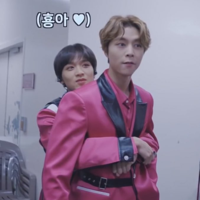 jaehyunormous's tweet photo. johnny                          🤝                             also johnny
                           making nct look tiny https://t.co/R5JDiKMuHo