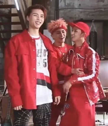 jaehyunormous's tweet photo. johnny                          🤝                             also johnny
                           making nct look tiny https://t.co/R5JDiKMuHo