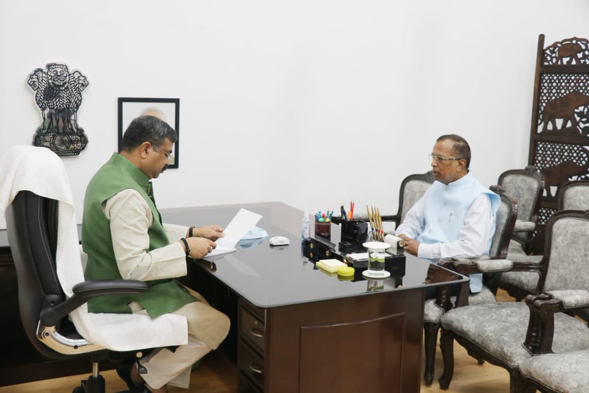 dpradhanbjp's tweet photo. Pleased to meet Union Min. Shri @SomParkashBJP in the Parliament today. We had fruitful exchanges on strengthening skill development programmes in trade &amp; economy and on creating more avenues for job creation and entrepreneurship. https://t.co/2T1tZVSRn7
