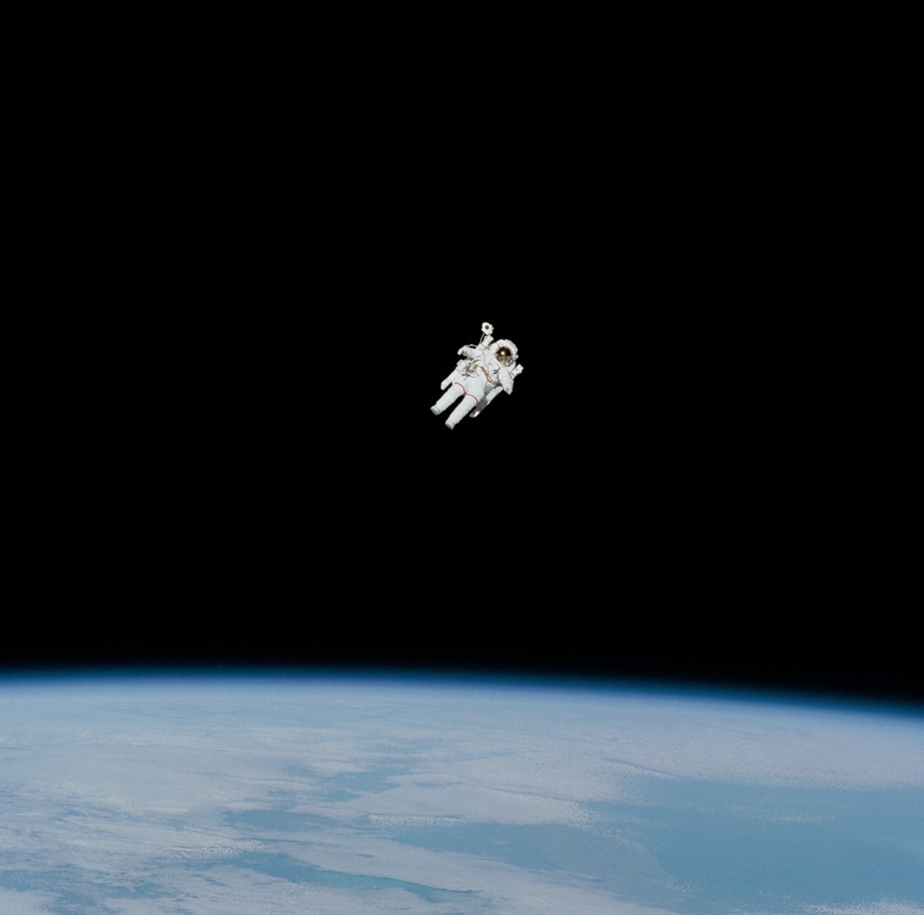 Back to work! Floating towards August, the autumn, responsibilities and the office like...👨🏻‍🚀👩🏽‍🚀