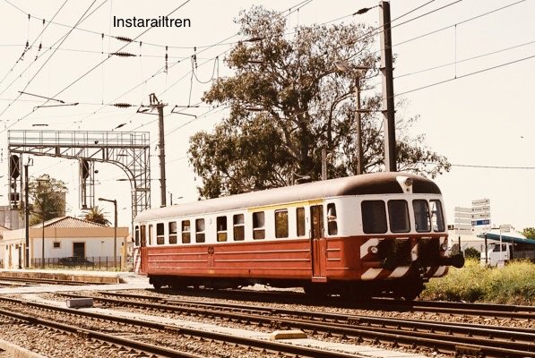 El Automotor Diésel Nohab CP 0100 haciendo un servicio regional por Entroncamento, año 2004. Foto: Ezequiel Pérez Martínez #EuropaTren #instarailtren #ComboiosPortugal #Nohab #CP #RegionCentro #DistritoSantarem #Portugal🇵🇹 #FelizViernes