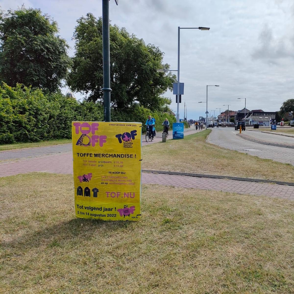 Heel graag hadden we #TOF willen openen vanavond... Helaas gooide de #rugstreeppad en later ook de #coronamaatregelen roet in het eten. Maar niet getreurd! Dan maar film kijken thuis op de bank in jouw #TOFFE trui of T-shirt! Of gewoon om ons te steunen 😍 weetwatjemist.nl/producten/tof/