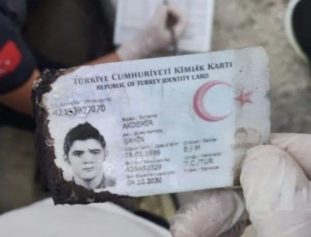 erincsagkan's tweet photo. Motoru ve kocaman yüreğiyle ekiplere su taşırken, ülkesinin ormanları uğruna hayatını kaybetti. Yangına su taşıyan karınca misali.

Saygı, şükran ve rahmetle.
 #ŞahinAkdemir https://t.co/ZEHnywdL29