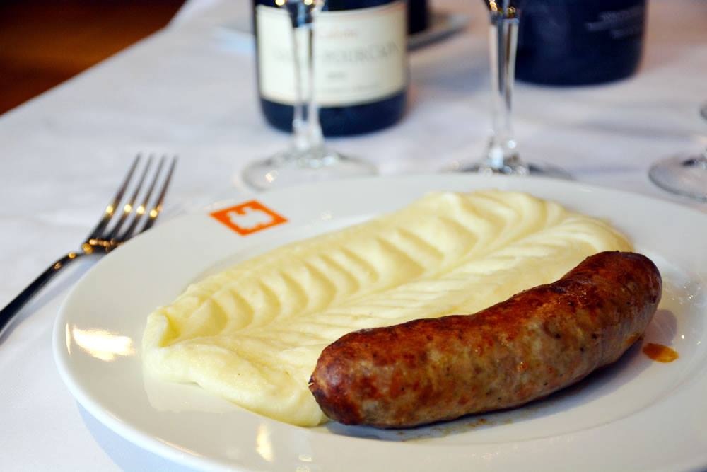 Les bougnats sont de retour mais l'esprit estival est toujours là! 😎 Retrouvez-nous dès jeudi soir pour notre soirée spéciale Auvergne avec saucisse de Parlan, aligot à volonté et mousse au chocolat 😋à 25€/ pers. hors boissons. 

ambassade-auvergne.fr/fr/reservation

#restaurant  #Paris
