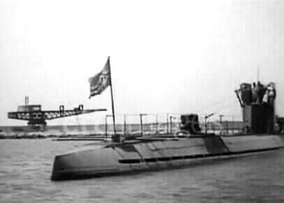 GoustoTanger's tweet photo. صورة تقريبا في 1935 جمعت ما بين الغواصة الالمانية والطيطان الاول الذي نصب في 1925 يعمل بالفحم  
#طنجة https://t.co/vX8VuUxYtB