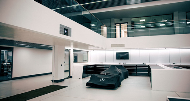 Visual_Displays's tweet photo. The first European installation of Epsonโs EB-L30000U projector has taken place in Race Bays used by the Mercedes AMG Petronas Formula One Team.๐๏ธ
And Visual Displays supplied the screen > https://t.co/1BnKnHpkwc ๐
#Formula1 @Epson @F1 @MercedesAMGF1 #ProjectionSystems https://t.co/9ZwrUXkTI9