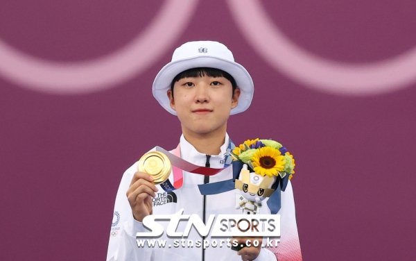 안산, '페미니스트 논란' 질문에 "경기력 외 질문은 안 받겠다"

기레기들이 이 질문 안 하길 바랐는데 결국
했다. 안산 선수 답변 잘했다.