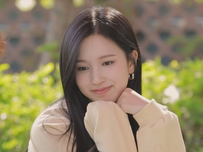 godmitzu's tweet photo. Look at how pretty Mina's smile is, she's the cutest 🥺 https://t.co/vAsyMzYAEB
