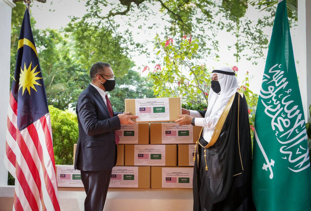 HishammuddinH2O's tweet photo. Simbolik penyerahan sumbangan bantuan #COVID19 daripada 🇸🇦 Arab Saudi telah disempurnakan sebentar tadi di mana saya sendiri menerimanya daripada Duta Arab Saudi ke Malaysia TYT Dr Mahmoud Hussein Saeed Qattan dengan turut disaksikan @DrAdhamBaba @Khairykj dan @officialpakwan https://t.co/3v00cKm6GN