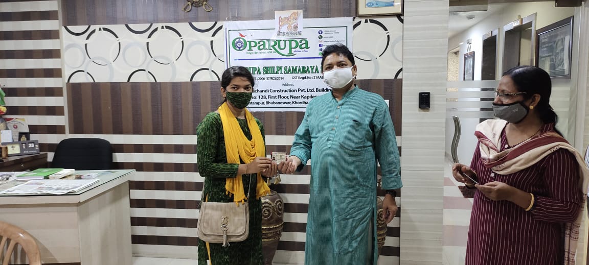 Sangram_Gala's tweet photo. "ଅପରୁପା ଶିଳ୍ପୀ ସମବାୟ ସମିତି " ଆନୁକୂଲ୍ୟରେ "ହସ୍ତଶିଳ୍ପ ବିକାଶ ଆୟୁକ୍ତ (ଭାରତ ସରକାର) ତରଫରୁ ୨୫ ଜଣ ହସ୍ତଶିଳ୍ପୀ କାରିଗର ଙ୍କୁ ପରିଚୟ ପତ୍ର ପ୍ରଦାନ । https://t.co/RFPIG1U0v6