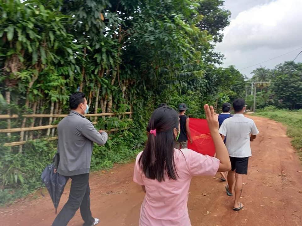 silverqueen9472's tweet photo. Fearless protesters from Nyinmaw village Launglon township marched and protested against military dictatorship on July 30.
#OurGovernmentNUG   #WhatsHappeningInMyanmar #July30Coup https://t.co/u6Pu88xFXu
