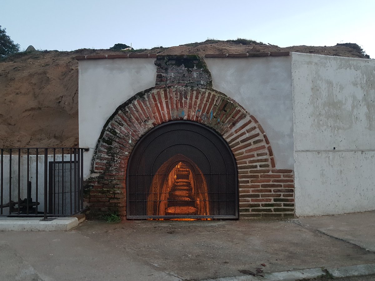 culturaenclm's tweet photo. 🍷🏺 Huellas profundas de vinos de antaño. Las cuevas-bodega de Camarena y Méntrida #Toledo 

Hoy os acercamos a este proyecto de investigación arqueológica que tiene como propósito principal la difusión de un patrimonio muy presente en #CLM 

Más ℹ y 🎥https://t.co/cd3O8Opmqv https://t.co/aCERWmpXGt