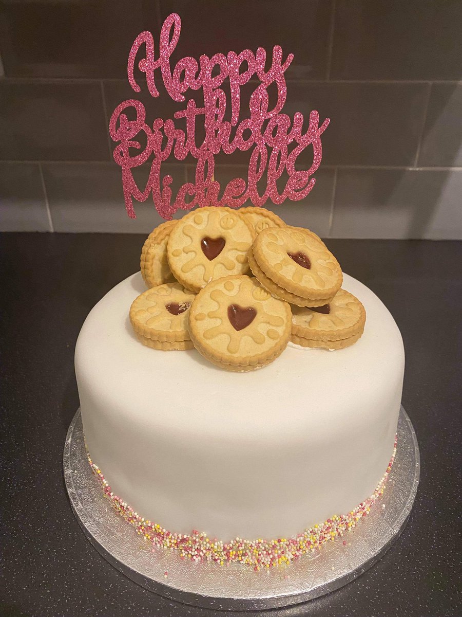 forevercory's tweet photo. HAPPY BIRTHDAY TO ME 🎂 
I just love my birthday cake …. 
Everyone knows I love jammie dodgers 🎈 https://t.co/AVxhKCBdgy