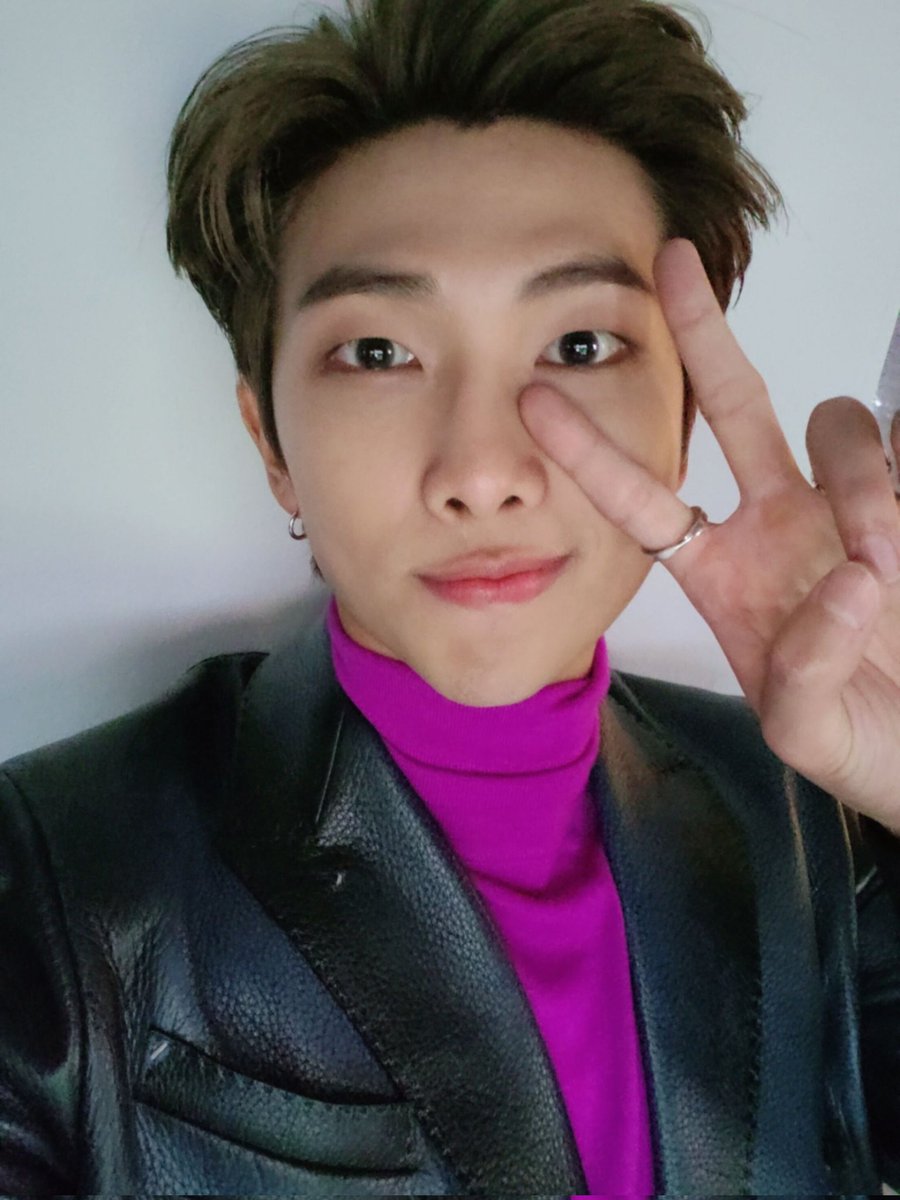 [WEVERSE] O namjoon fez uma publicação. "Tenho saudades vossas então decidi publicar mas não tenho fotos (novas)!! Boa noite a todos...!!!"

#MTVHottest BTS <a href="/bts_twt/">방탄소년단</a>