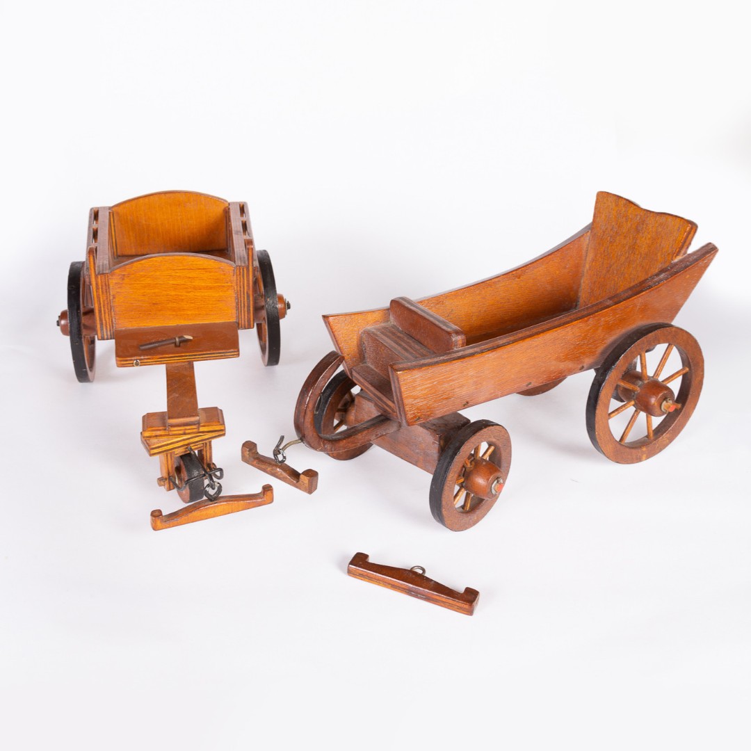collectioneurs's tweet photo. NIEUW TOEGEVOEGD: Set van twee miniatuur paardenkarren. Model met drie wielen met kiepfunctie en model met vier wielen met bok, waarvan de voorste wielen op een draaibare as gemonteerd zijn. De karren zijn met de hand van hout gemaakt.
https://t.co/2shnwiooHW https://t.co/i0q4vydbDm