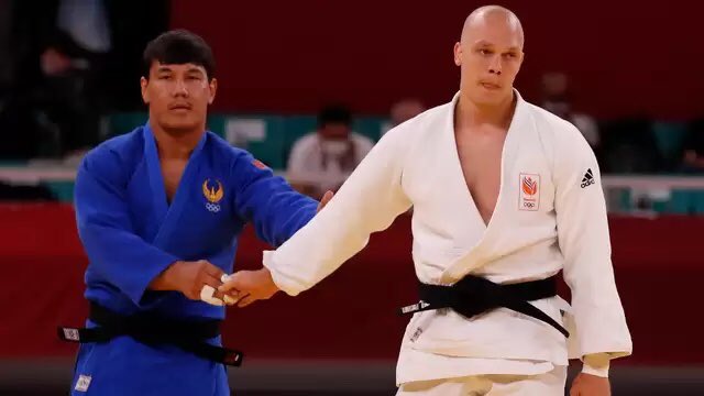 #HenkGrol
Nog één keer zou hij gaan,
alles was gericht
op deze ene dag,
goud als vergezicht.
 
Tokio zou
zijn loopbaan afronden.
Het duurde welgeteld
25 seconden...
 
Ben niet zo goed in judo,
misschien heb ik ‘t mis.
Het kan zomaar een record zijn
schrijft hij toch geschiedenis!