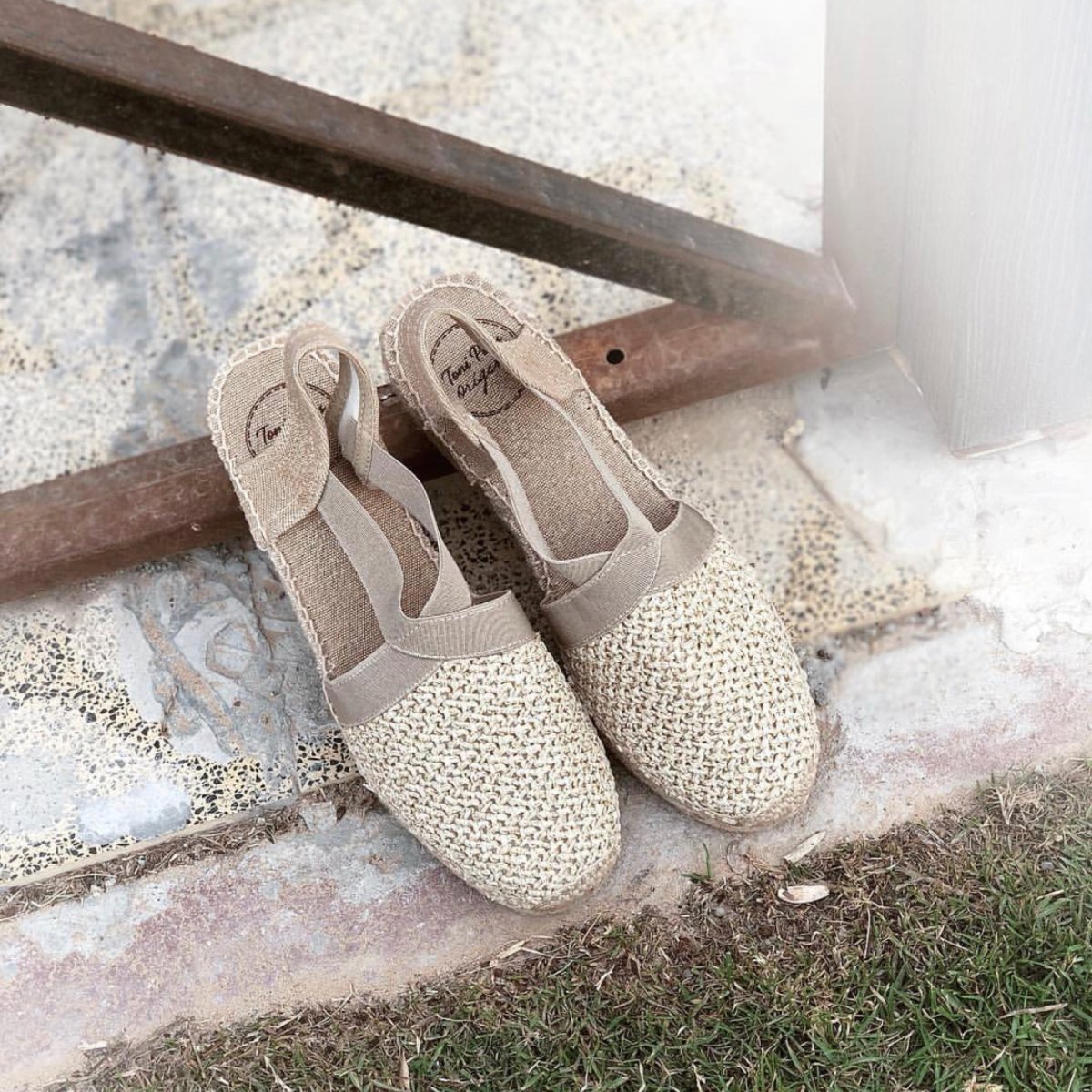 AlPargataUris's tweet photo. The charm of simplicity.🌾
•Terra-RA Espadrille
♡
In a hurry? Click the photo and shop online with our fast same delivery service 🚚🛍

♡ 
Buy or check the price by tapping on the shoe. More info? click in our Bio @alpargatauris.com 👈

#AlpargataUris #ToniPons https://t.co/PEDsnUgd8X