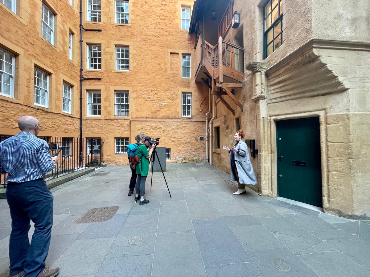 We were delighted to get to be a small part of this filming for @scottradbuild last night outside of @Riddlescourt - looking forward to seeing the finished virtual tour! Find out more about the festival and book here: stbf.org.uk/uncategorized/… twitter.com/scottradbuild/…