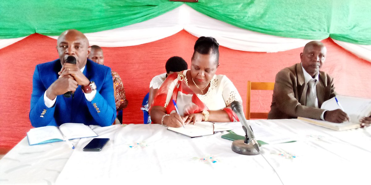 NgoziProvinc's tweet photo. Ce 30 juillet 2021,le Gouverneur Ir @BaranyikwaEpip1 a accueilli le 1er Vice-Président du @burundi_senat,qui a poursuivi sa tournée @NgoziProvince où elle a rencontré les élus locaux et les chefs de services œuvrant dans les communes de Busiga, Ngozi,Ruhororo et #Tangara
#Burundi https://t.co/l1AJVSUlco