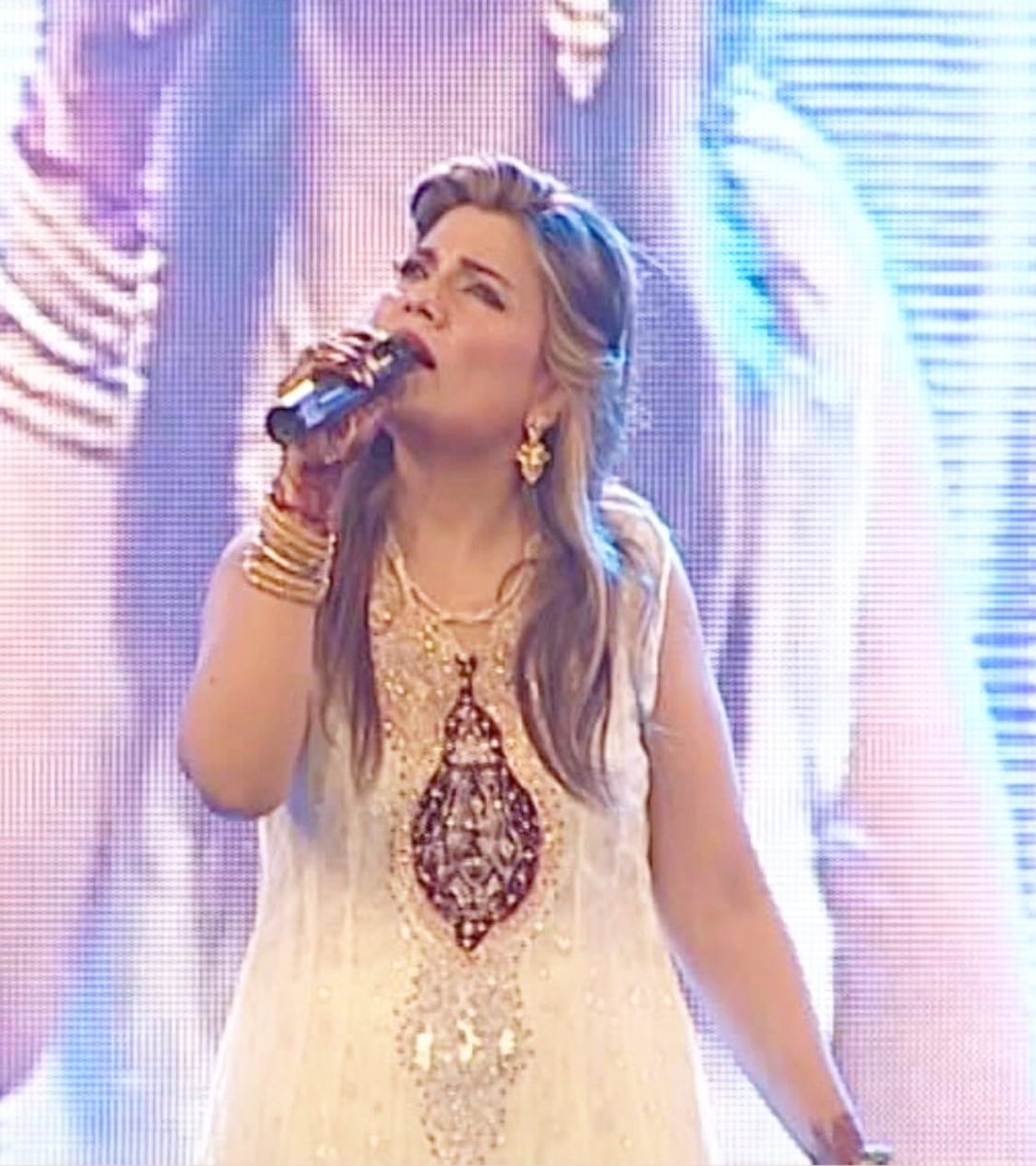 UroosaGofficial's tweet photo. Music is in my blood🧿
#Uroosaalig #mehanazbegum 
# Ve baimana phul tae nae gayyan yardan meriyan super hit Punjabi song of PRIDE OF PAKISTAN  MEHNAZ BEGUM (my sweet sister)
Film #Amanat https://t.co/TIhZe3GXVz