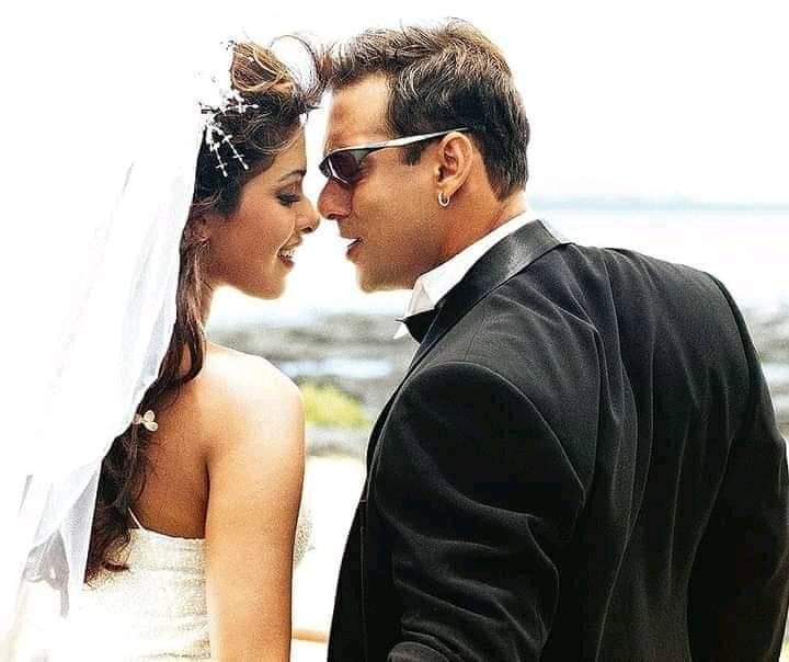 вышла замуж за парня подруги. девушка на свадьбе подруга невесты. поцелуй в лоб девушке. вышла замуж за парня подруги. завидует подружке невесте.