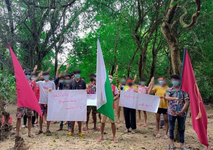 A group of youths from the Ashaetaw area in Dawei's eastern region staged a guerrilla protest against the dictatorship. #OurGovernmentNUG #July30Coup  #WhatsHappeningInMyanmar