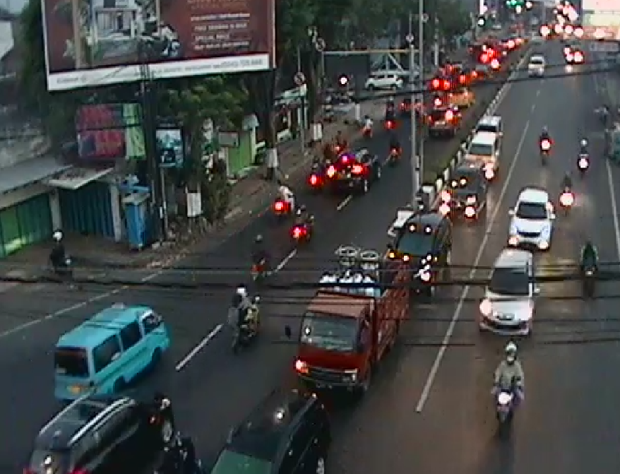 17.36 Wib, situasi arus lalu lintas di Simpang PDAM Malang terpantau lancar.

#rtmcjatim
#ntmcpolri 
#polantasjatim
#poldajatim