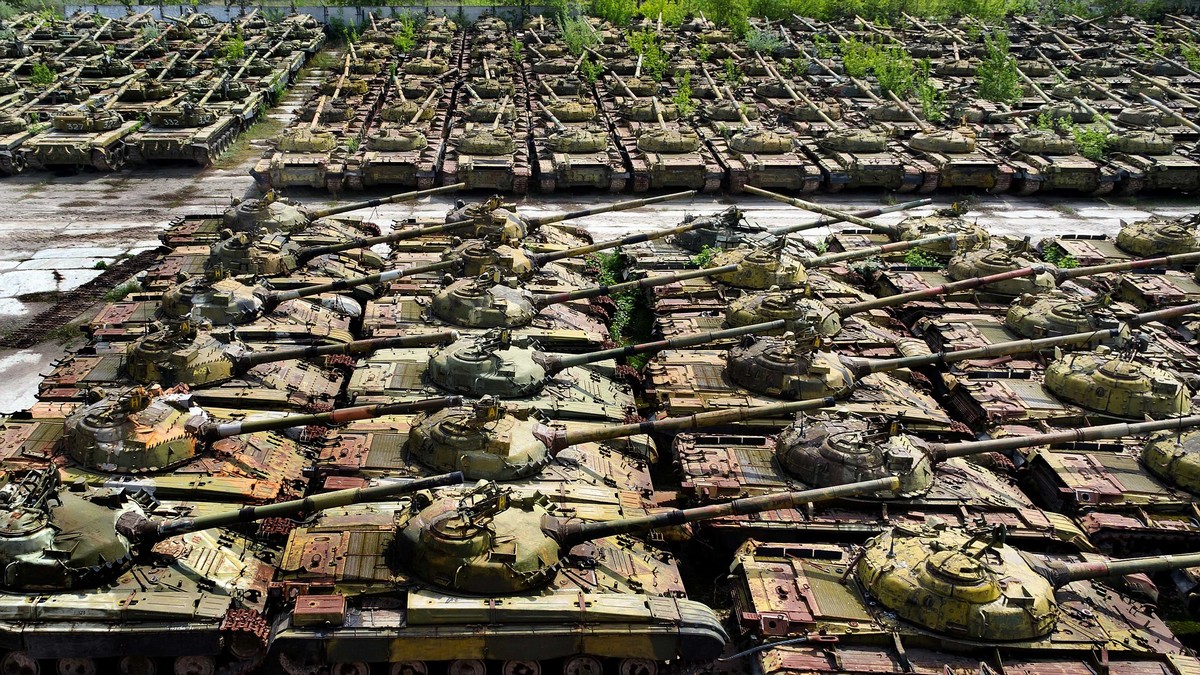 Первое, что начали делать пришедшие к власти в 1991-м году демократы - это резать советские танки, ведь советские танковые колонны, рассекающие Европу, были несколько десятилетий кошмаром стратегов НАТО. А в СМИ писали - мол, глупые советские клепали никому не нужные танки.