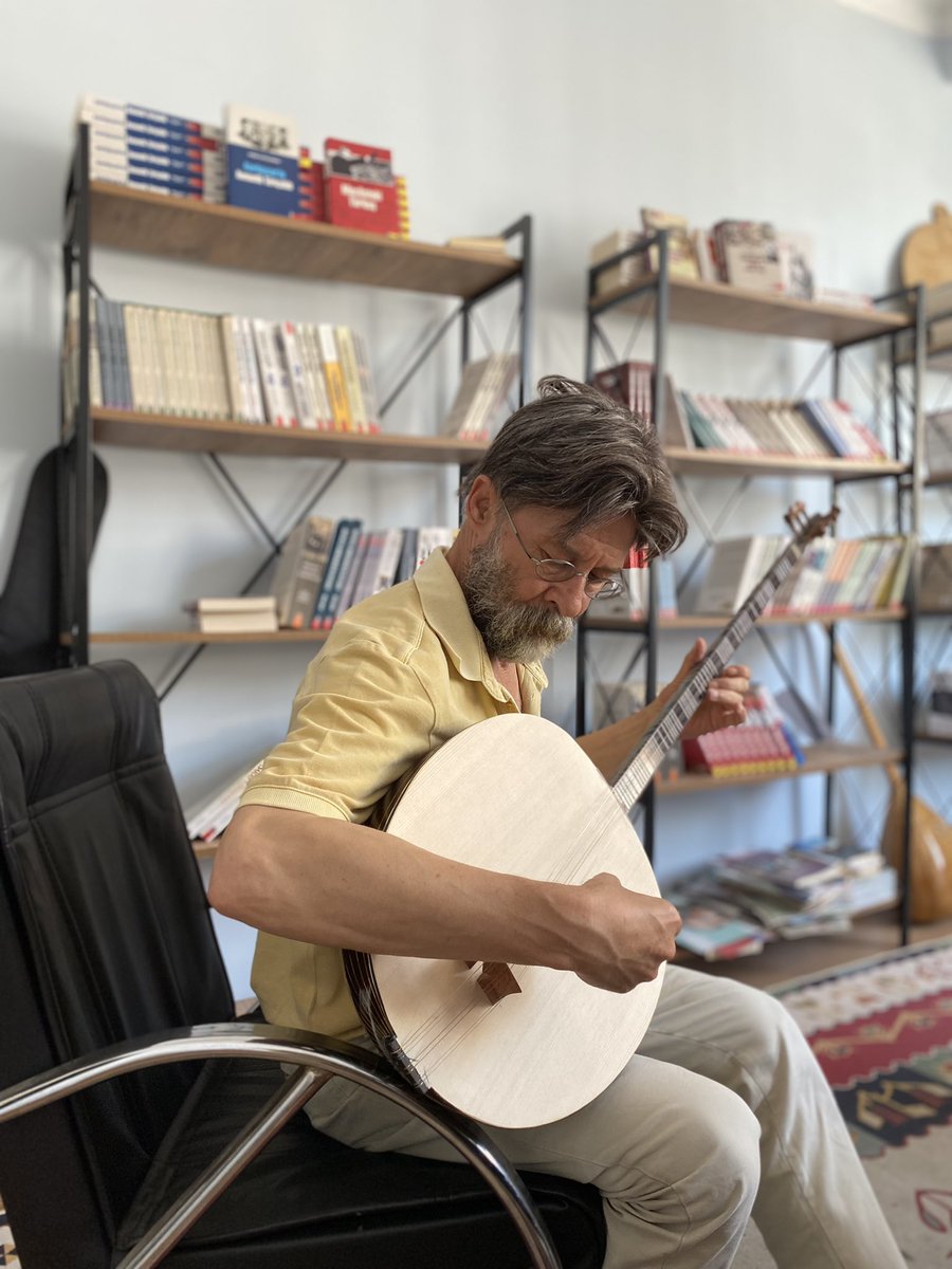 Erol hoca ile yazıhanede küçük bir mûsikî molası verdik
<a href="/ErolCihangir_/">Erol Cihangir</a>