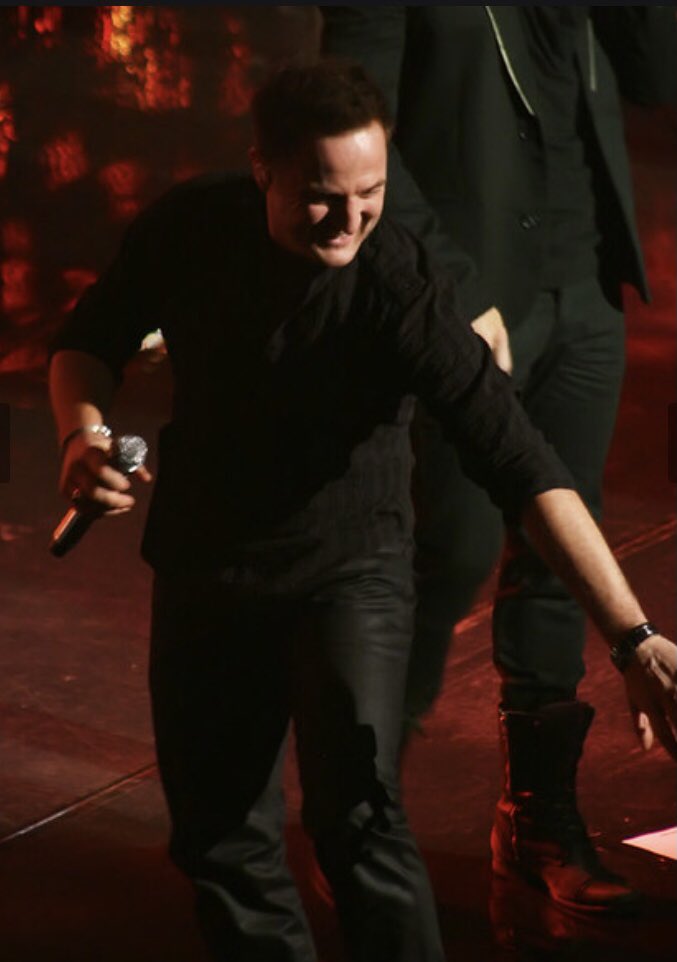 simplymikeygra1's tweet photo. Always such a sweetheart @MRMIKEYGRAHAM and acknowledging fans in the crowd! Being on the receiving end of a wave or smile from you is the best! 💗 (Credit- Kirstie Fuller Flickr) #SimplyMikeyGraham #MikeyGraham #Boyzone #AlwaysAGent #WeLoveMikey https://t.co/5QqEk0wUaD