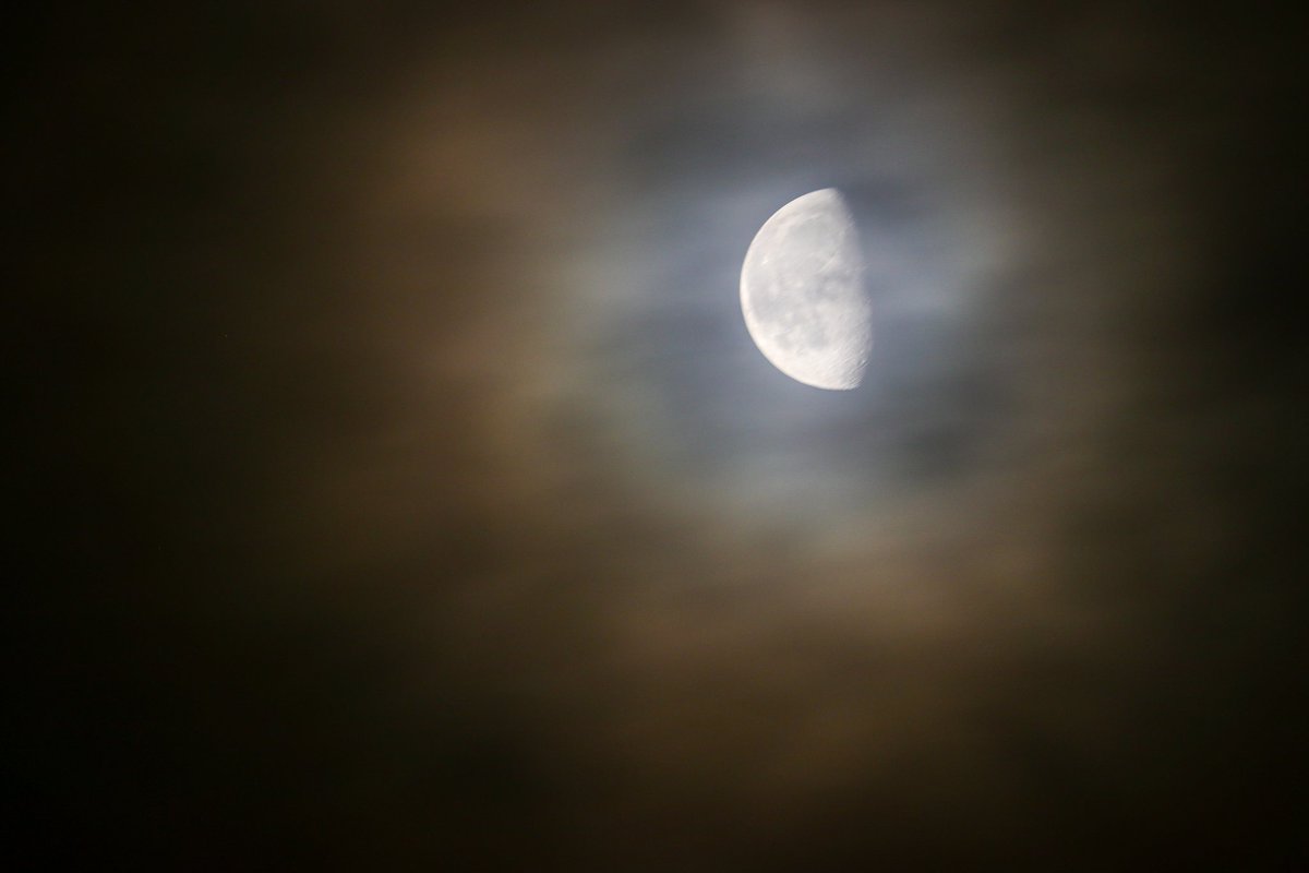 jaythegrumpy's tweet image. A few cloudy moon shots from early hours this morning.