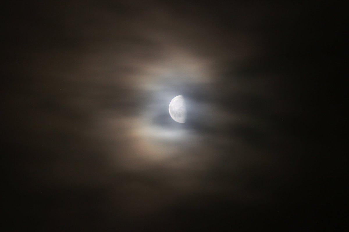 jaythegrumpy's tweet image. A few cloudy moon shots from early hours this morning.