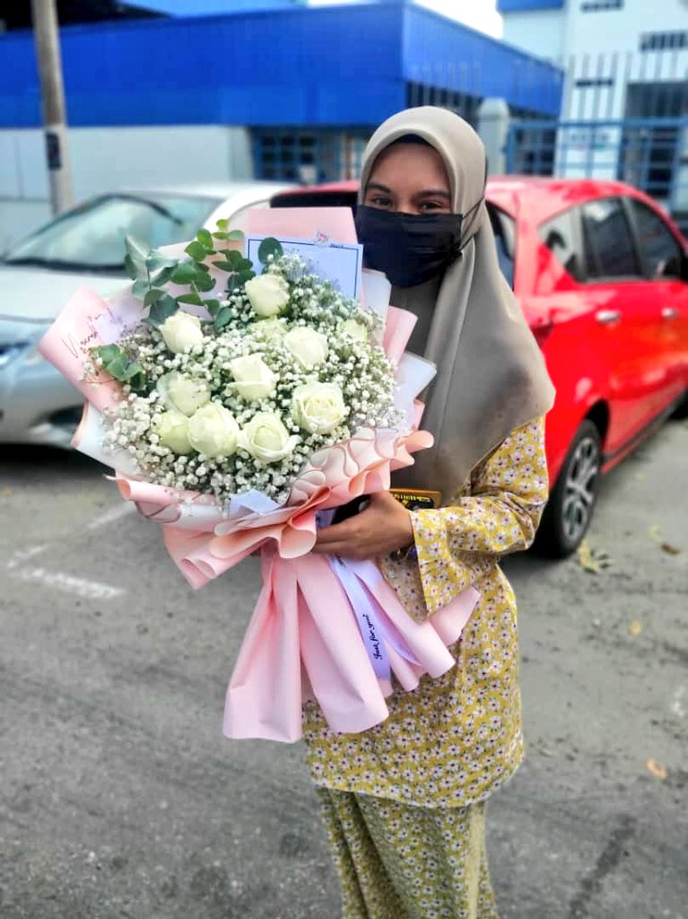 ta5haaaa's tweet photo. i dont know who you are but you know who you are, i just wanna say thankyou so much for this flowers, really really really appreciate❤️ https://t.co/c8s0bXXD98