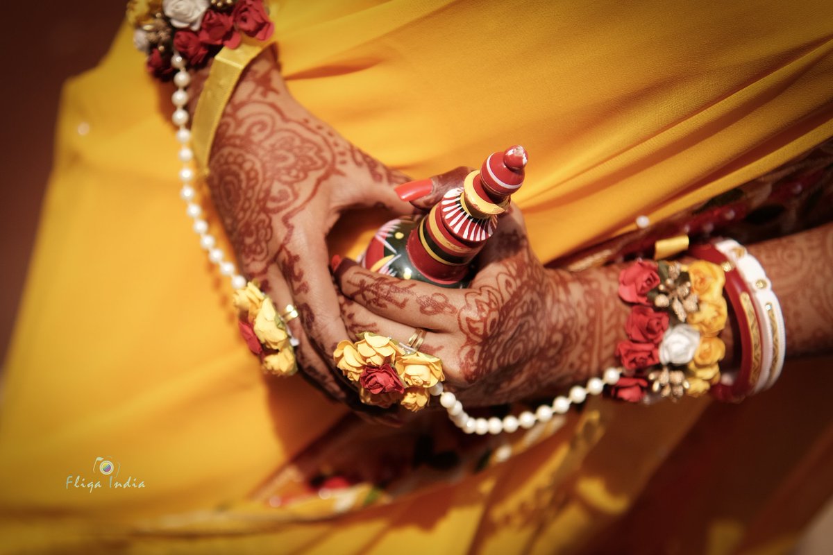 The #gachkouto - a trademark of the #bengalibride 
It is a beautifully ornate pot filled with vermillion, signifying the wealth and prosperity.
#wedding #indianwedding #weddingphotography #indianwedding #indianbride #beautifulbride #indianweddinginspiration #bengaliwedding