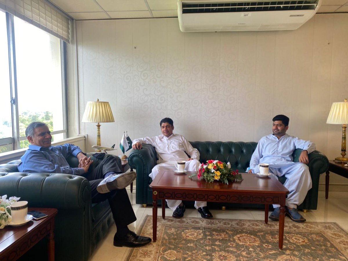Naveedshareef13's tweet photo. ایڈوائزر اوورسیز منسٹری سعودی عرب نوید شریف کی چیئرمین پی آئی اے ارشد ملک سے ملاقات
سعودی عرب میں پی آئی اے کے معاملات پر تفصیلی تبادلہ خیال
چیئرمین پی آئی اے نےتمام معاملات کو ترجیحی بنیادوں پر حل کرنے کی یقین دہانی کرائی https://t.co/z38VZPGCxI