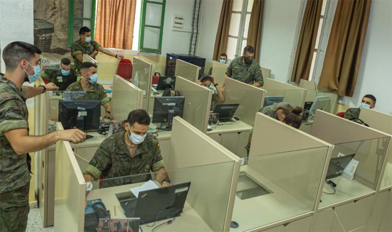 FUTER_ET's tweet photo. Los militares continúan prestando su apoyo a la sociedad contra la #COVID19. Actualmente, con 1.109 rastreadores del @EjercitoTierra, 65 del @EjercitoAire y 136 de la @Armada_esp. Hoy han llegado a los 5 millones de llamadas. #MisionBaluarte
Mando Componente Terrestre #FUTER https://t.co/HQXHvVZByd
