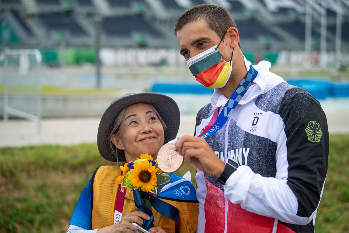 kanuslalom's tweet photo. Tolle Geste! 🙏❤️‍🔥von @hannes_aigner - Er bedankt sich bei den Volunteers! 👍 und schenkt seinen Blumenstrauß. 🌻

#Olympics #Tokyo2020 #TeamD #CanoeSlalom https://t.co/LnzGOndV4k