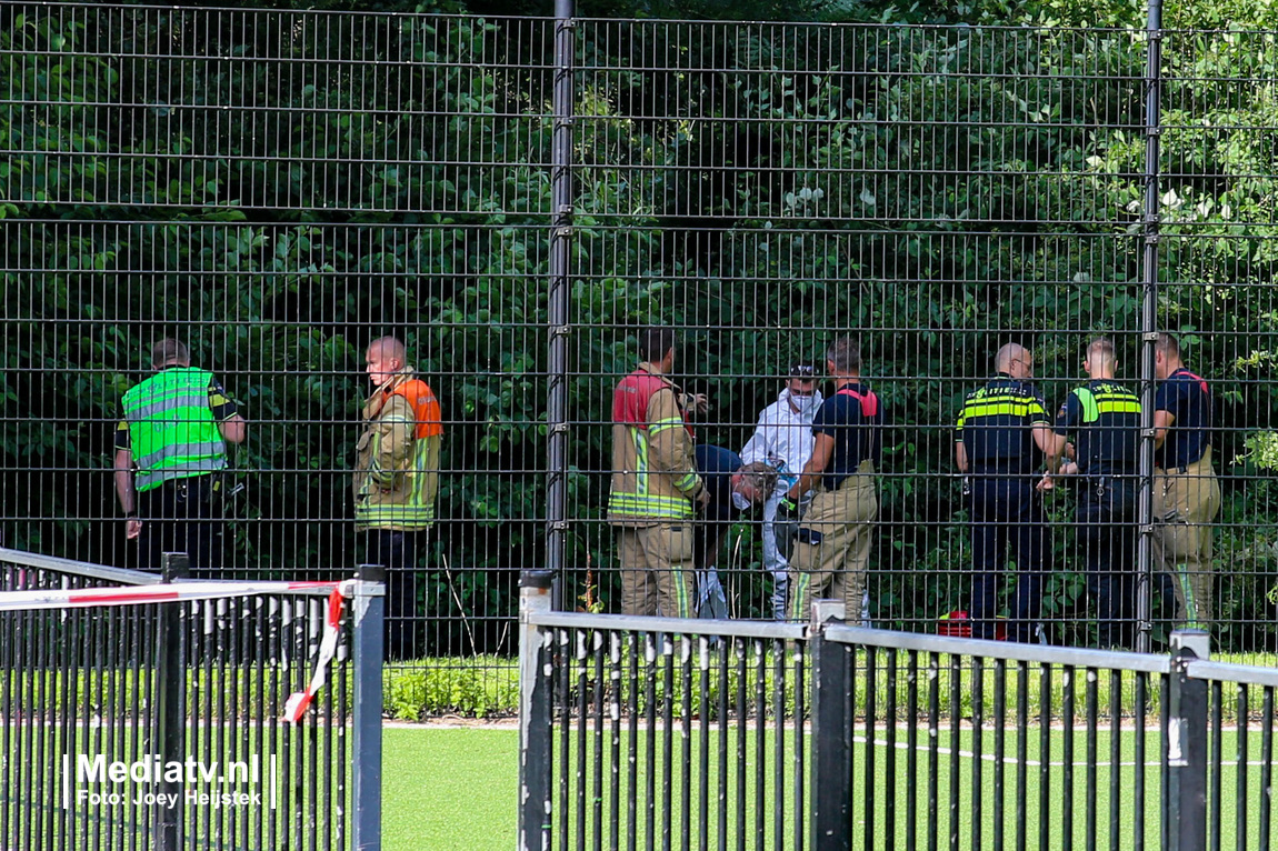 De politie heeft vrijdagochtend een 15-jarige jongen uit Rotterdam aangehouden voor betrokkenheid bij de dodelijke steekpartij aan de Goedenraadweg in Rotterdam-Beverwaard, hierbij kwam een leeftijdsgenoot om het leven.