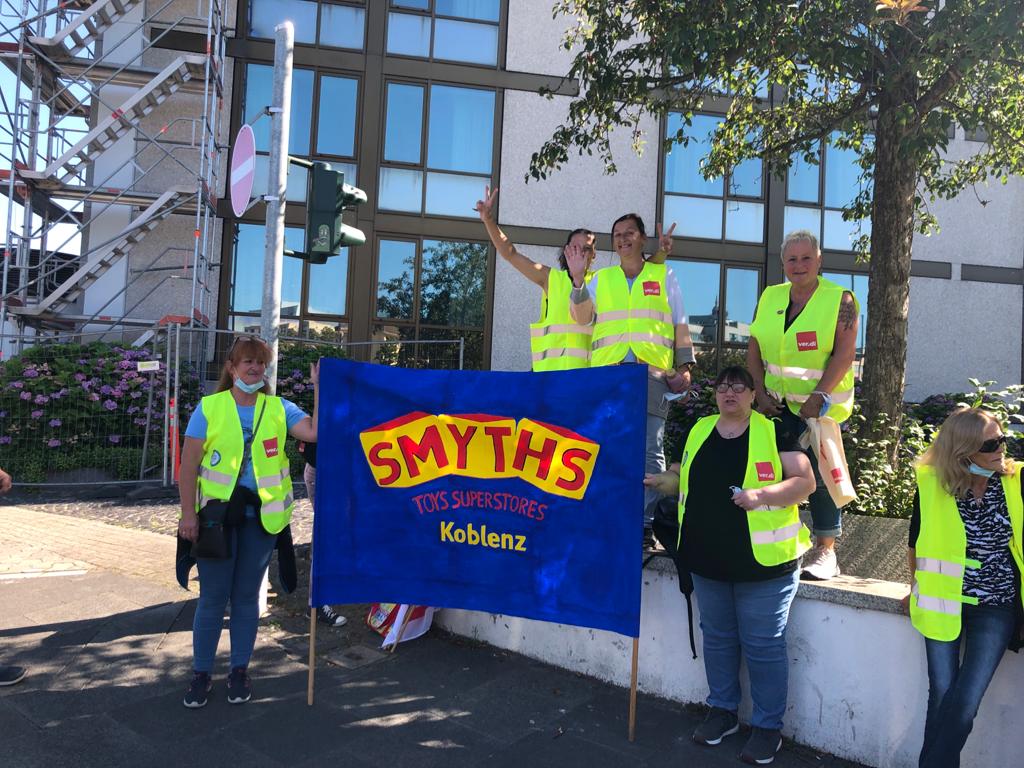 Monamoony's tweet photo. Smyths Toys Beschäftigte streiken weiter für eine Tarifbindung! 
Hier Smyths Toys Koblenz
"Wir kämpfen hier für was? Tarif for us! Smyths toys  let's pay Tarif! "
#Streik #Tarif #verdi #fairerlohn #einzelhandel #gewerkschaft #betriebsrat #handel #smythstoys https://t.co/YoNs5D1OXa