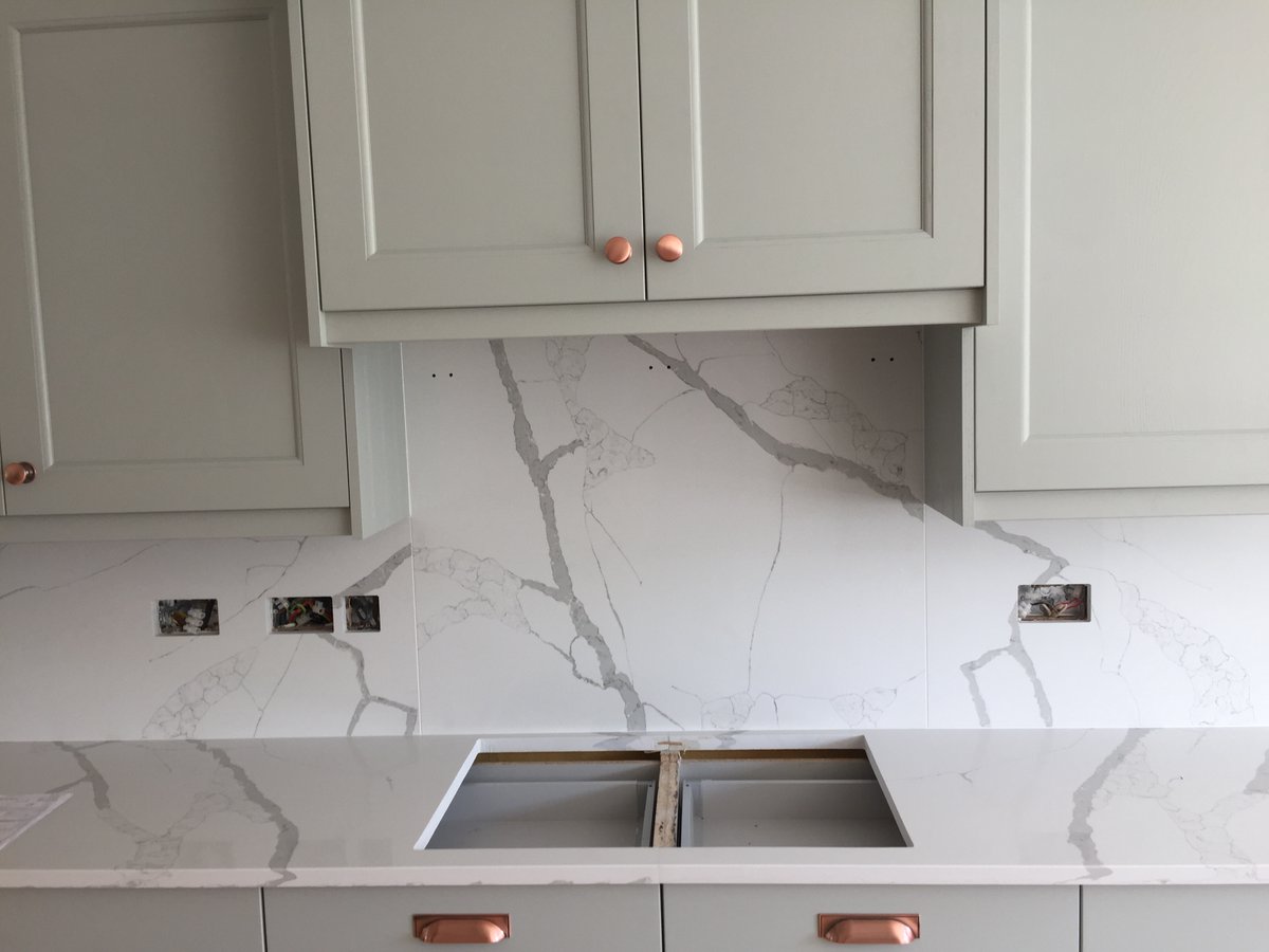 An incredible new worktop in Calacatta Vienna quartz.
This Kitchen sports upstands across the whole wall, to give a seamless fluidity between worktop and cabinets, as well as an undermounted sink to further achieve this.