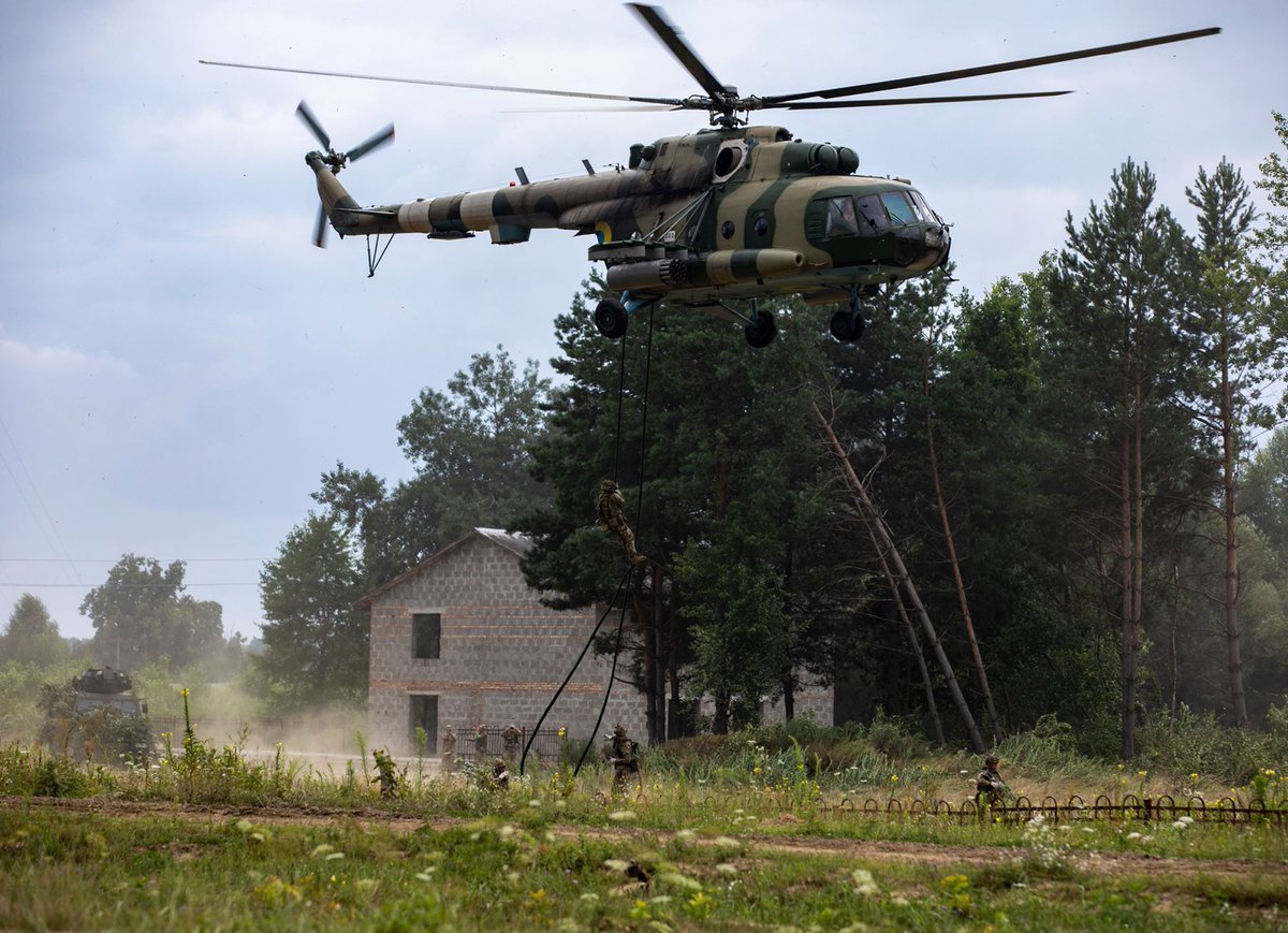 7thATC's tweet photo. Fast Roping from the Mi-8 Ukrainian soldiers take part in The Three Swords  Multinational Exercise.  Soldiers from the 81st Stryker Brigade Combat Team, @WANationalGuard , Evaluate with their #Lithuanian counterpart. 
#StrongerTogether #traintowin @NATO @USNATO https://t.co/Ij2TbMsVKr
