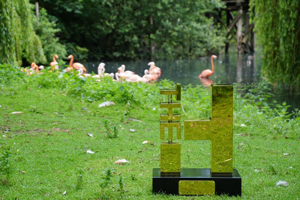 We welcomed <a href="/TheHundred/">The Hundred</a> trophies to the park last week, and the @NorthernSuperchargers gained some new fans! Which photo is your favourite? ➡⁠